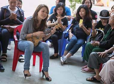 Nữ ca sĩ giản dị đàn hát.