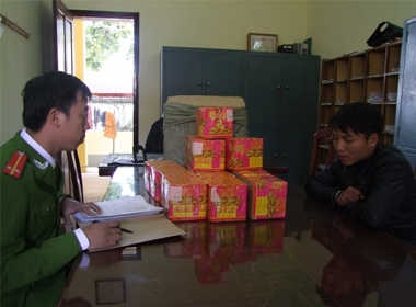 CAH Cao Lộc lập biên bản thu giữ số pháo lậu của Tĩnh