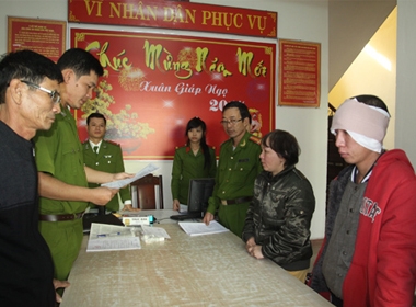 Đọc lệnh bắt tạm giam Trần Trọng Phú (bên phải, mặc áo khoác đỏ) tại trụ sở Công an phường Thanh Khê Đông