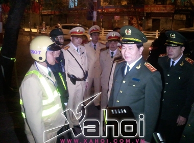 Bộ trưởng Trần Đại Quang hỏi thăm tình hình làm nhiệm vụ của các chiến sĩ
