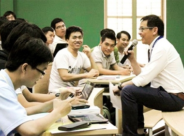 GS Dương Nguyên Vũ trao đổi bài học cùng các sinh viên, học viên trong nước.