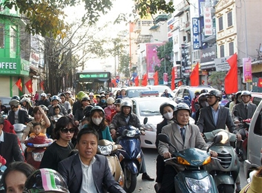 Phố Tôn Đức Thắng tắc từ đoạn ngã tư Cát Linh kéo dài đến Nguyễn Lương Bằng, Tây Sơn chiều mùng 1 Tết.