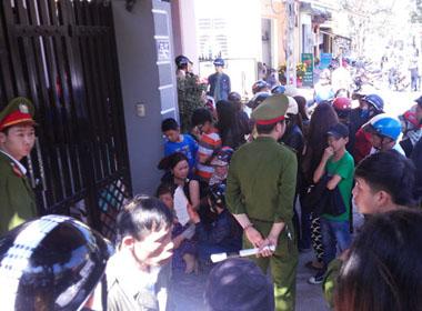 Lực lượng công an có mặt để điều tra vụ án mạng sáng 2/2