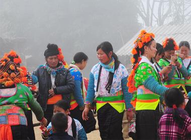 Những cô gái Mông rực rỡ sắc màu tụ tập ở các bãi đất trống xem ném còn