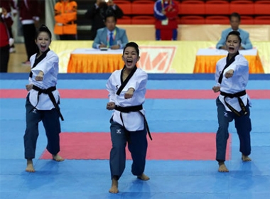 Tuyết Vân (trái) cùng các đồng đội liên tiếp thành công ở nội dung taekwondo quyền đồng đội nữ