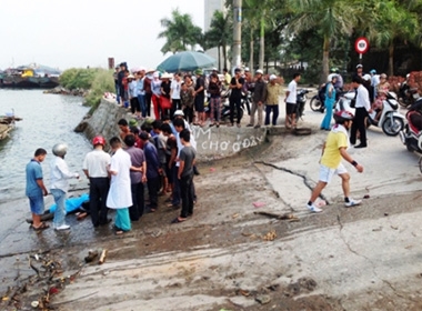 Thi thể người thanh niên xấu số được đưa về khu vực bến phà Bãi Cháy cũ (Ảnh minh họa)