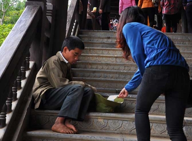 Đội quân “cái bang” ăn xin tiền lẻ ngồi tràn lan khắp đường hành lang lối đi lên chùa chính.