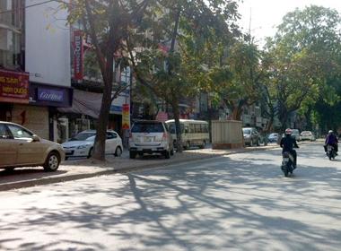 Đỗ xe ô tô trên giải phân cách giữa phố Kim Mã, trưa mùng 1 Tết