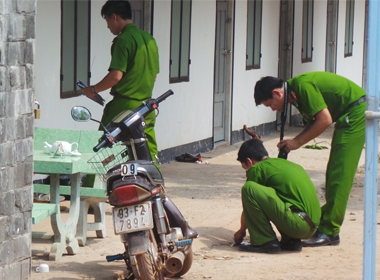 Công an khám nghiệm hiện trường vào trưa 11/2.