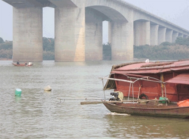 Nơi nghi can chỉ địa điểm phi tang xác nạn nhân. Ảnh: Lường Toán