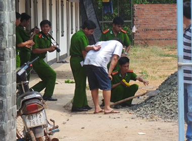 Công an đang khám nghiệm hiện trường vụ án (ẢNH H.N)