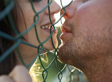Khi hôn nhau, khoảng trống giữa hai người tạo thành một hình trái tim Valentine hoàn hảo