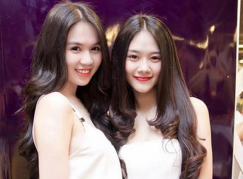 Hai chị em luôn xuất hiện với trang phục tương đồng