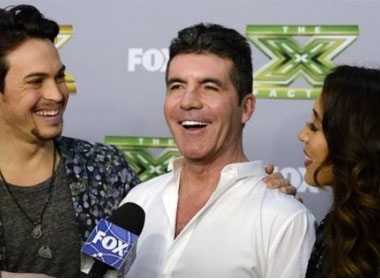 Simon Cowell đứng giữa là người sáng lập The X Factor.