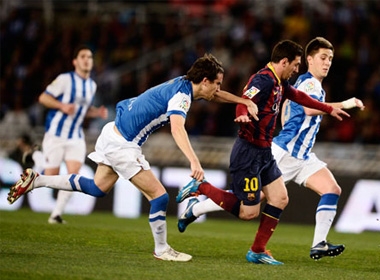 Pha đi bóng của Messi trong trận hòa Sociedad 1-1. Ảnh: Reuters