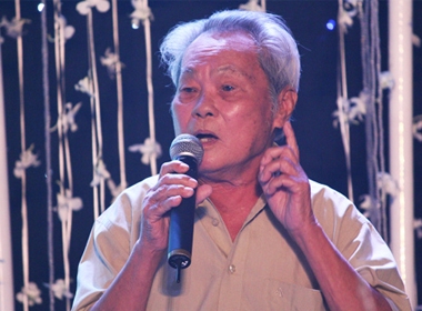 Nhà văn Nguyễn Quang Sang trong đêm nhạc tưởng nhớ cố nhạc sĩ Bảo Phúc năm 2012