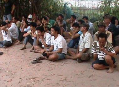 Hiện trường điểm tổ chức đá gà khi công an ập vào bắt quả tang.