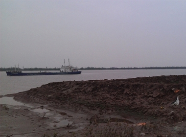 Cửa biển Ba Lạt, khu vực nơi tàu đắm chìm khiến 4 thuyền viên mất tích.