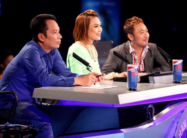 Bộ ba giám khảo Vietnam Idol 2013 (từ trái sang): Anh Quân, Mỹ Tâm, Quang Dũng.