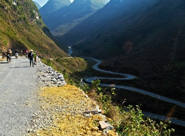 Hà Giang là một địa danh khiến rất nhiều dân đi bụi cảm thấy trầm trồ, không chỉ với những khung cảnh thiên nhiên tuyệt đẹp, hay những cánh đồng hoa tam giác mạch bạt ngàn, mà còn là những con đường ngoằn nghèo, uốn lượn giữa các ngọn núi