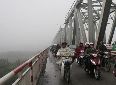 Trên cầu Chương Dương người tham gia giao thông phải đi với tốc độ vừa phải, một số ô tô bật đèn sương mù