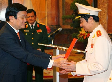 Chủ tịch nước Trương Tấn Sang trao quyết định thăng cấp hàm từ Trung tướng lên Thượng tướng cho ông Phạm Quý Ngọ