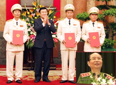 Thượng tướng Phạm Quý Ngọ (ngoài cùng, bên trái) trong lễ nhận quyết định phong hàm Thượng tướng do Chủ tịch nước Trương Tấn Sang trao được tổ chức tại Phủ chủ tịch.