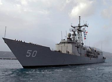 Tàu khu trục tên lửa U.S.S. Taylor của Hải quân Mỹ đang mắc cạn trên Biển Đen. Ảnh: Navsource