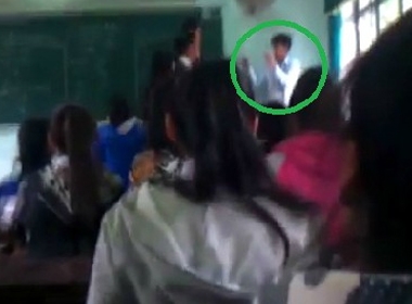 Học sinh dồn thầy giáo vào góc lớp (Ảnh cắt từ Clip).  