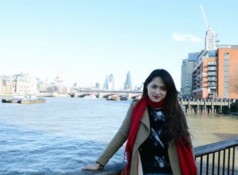 Hương Giang chụp ảnh kỉ niệm ở London