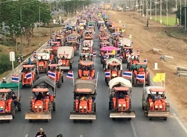 Những người nông dân lái máy cày trên đường tiến về Bangkok