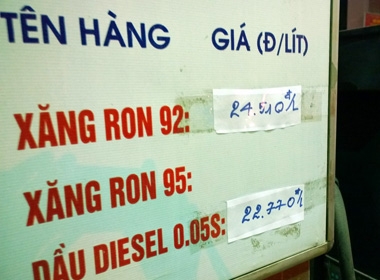 Giá bán được niêm yết tại một cửa hàng của Xăng dầu Quân đội trên phố Phùng Hưng (Hà Đông, Hà Nội) lúc 20h tối 21/2. Ảnh: Anh Quân