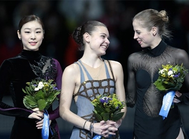 Yu-Na vẫn cười tươi dù không thể bảo vệ được chiếc huy chương vàng. (Nguồn: AFP)