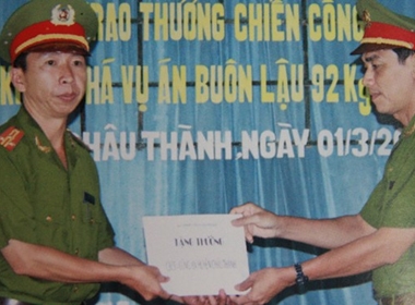 Ông Nguyễn Văn Nên (trái) trong dịp được Công an Tiền Giang khen thưởng sau khi phá vụ án buôn lậu 92kg vàng.
