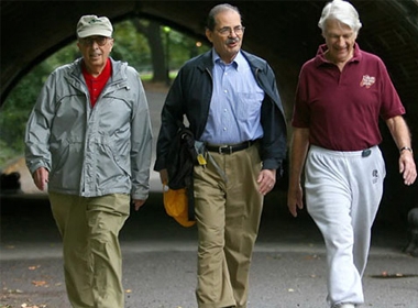 Đi bộ là loại vận động thích hợp cho người cao tuổi Ảnh: The New York Times