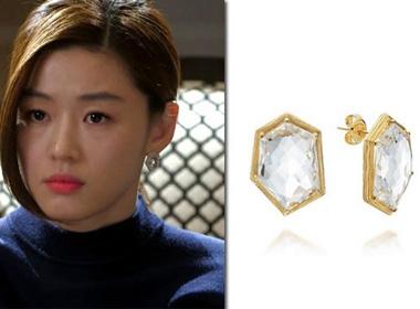 Hoa tai đá quý hình lục giác của DIDIER DUBOT khiến gương mặt Jun Ji Huyn thêm phần quyến rũ