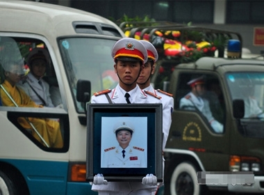 Kết thúc lễ viếng, lễ truy điệu và đưa tang vào hồi 11h10