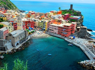 Cinque Terre là một phần gồ ghề của bờ biển Riviera, nước Ý. Nó nằm trong vùng Liguria, về phía tây của thành phố La Spezia