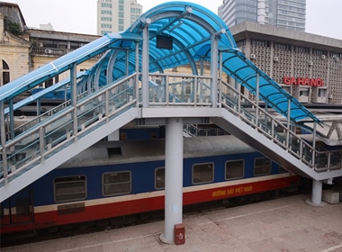 Sau gần 2 tháng thi công, ngày 21/2, Tổng Công ty Đường sắt Việt Nam đã khánh thành cầu đi bộ trong ga Hà Nội.