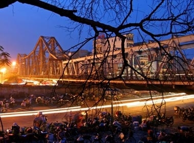 Sau khi bị dư luận phản đối về 3 phương án xây mới và cải tạo cầu Long Biên, Bộ Giao thông vận tải vừa kiến nghị Thủ tướng Chính phủ cho phép giữ lại nguyên trạng cây cầu Long Biên - cây cầu lịch sử của Hà Nội.