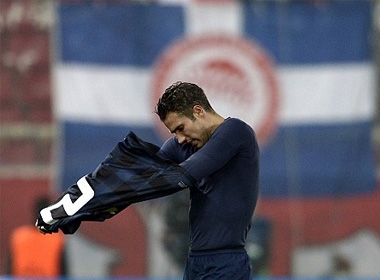 Robin Van Persie sau trận M.U thua Olympiakos. Ảnh: AFP