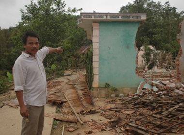 Anh A Lăng Cam, người thôn Bút Sơn chỉ cho chúng tôi những ngôi nhà mà anh giúp gia chủ tháo dỡ