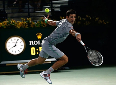 Djokovic không chống đỡ nổi các pha tấn công của Federer. Ảnh: REUTERS