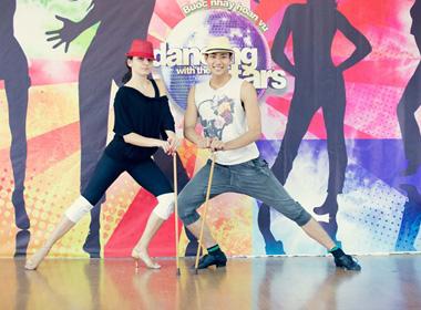  Hữu Long nhí nhảnh bên bạn nhảy trong phòng tập 