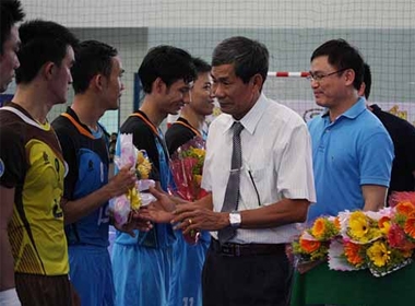 BTC giải futsal toàn quốc 2014 tặng hoa cho hai đội đá trận khai mạc