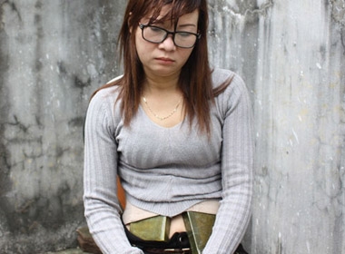 Những bánh heroin được buộc kỹ quanh vùng bụng phía trong áo của người phụ nữ.
