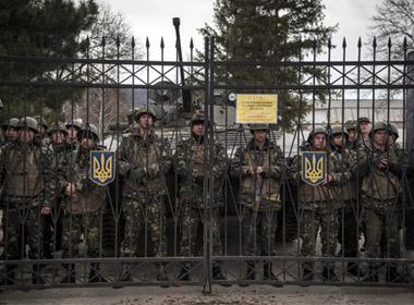 Các quân nhân Ukraine bên trong cổng doanh trại ở Perevalnoye, cách thủ phủ Simferopol 15 km, sáng nay