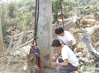 Người dân địa phương đang 'khám' trụ cầu Chu Va (Ảnh: VTC 14)