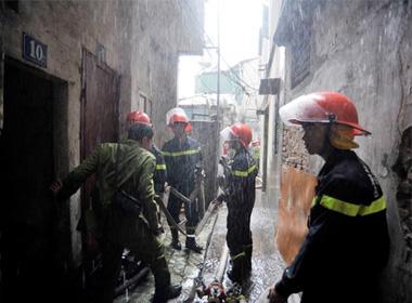 Ngôi nhà bị cháy nằm trong ngõ nhỏ của phường Thượng Đình, lực lượng PCCC rất khó khăn trong việc tiếp cận hiện trường