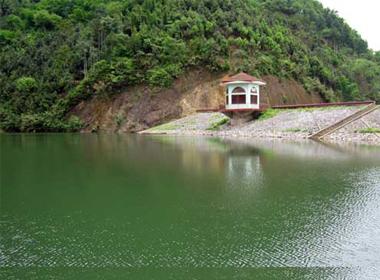 Sau khi cứu được bé Đạt, Vân đã chìm xuống hố. (Ảnh minh họa)